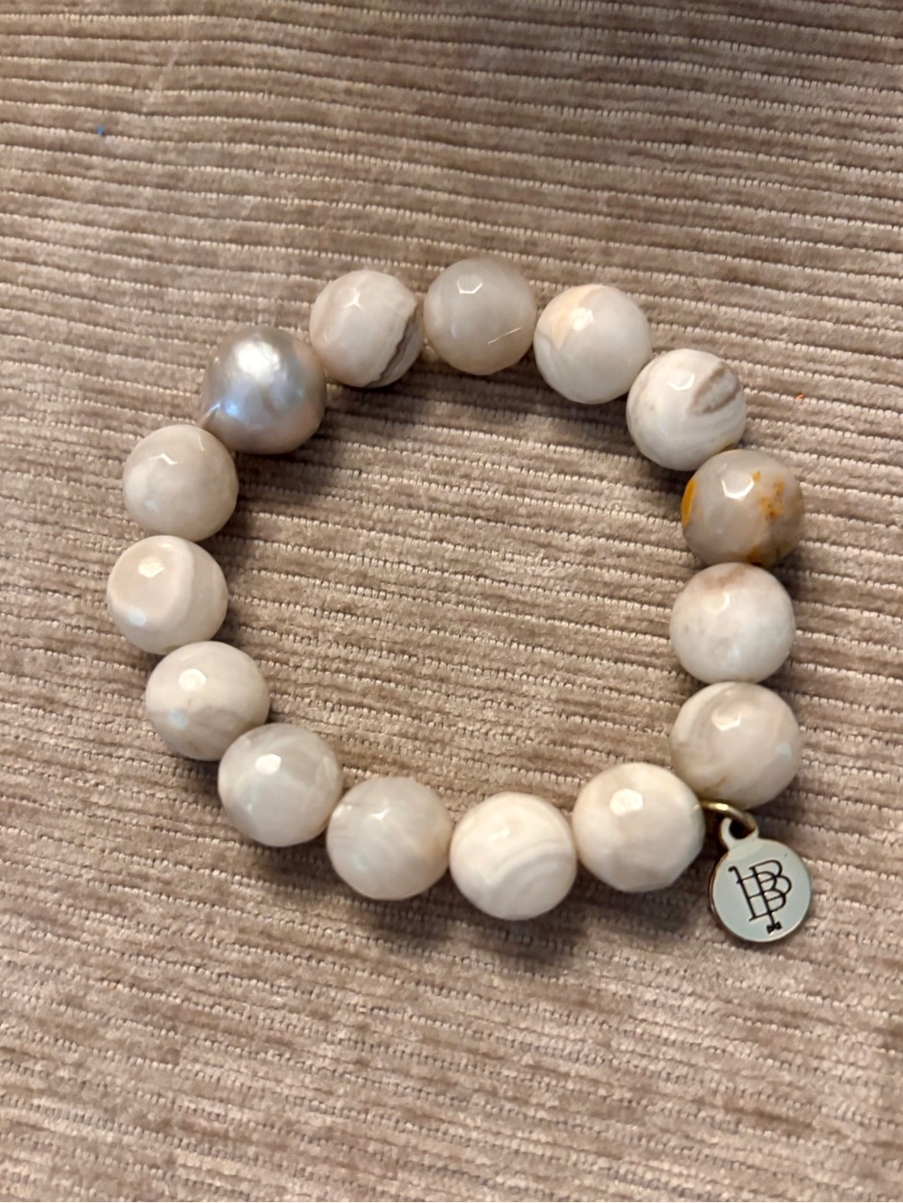Blaine Bowen White/Gray Agate Beaded Stretch Bracelet with Signature Charm